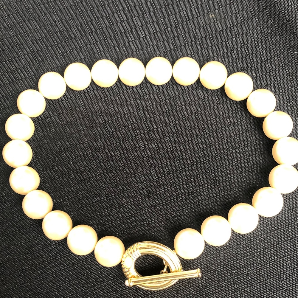 Elegant 17” Cream Jumbo Faux Pearl Necklace With Gold-Tone Toggle Clasp - Picture 3 of 6